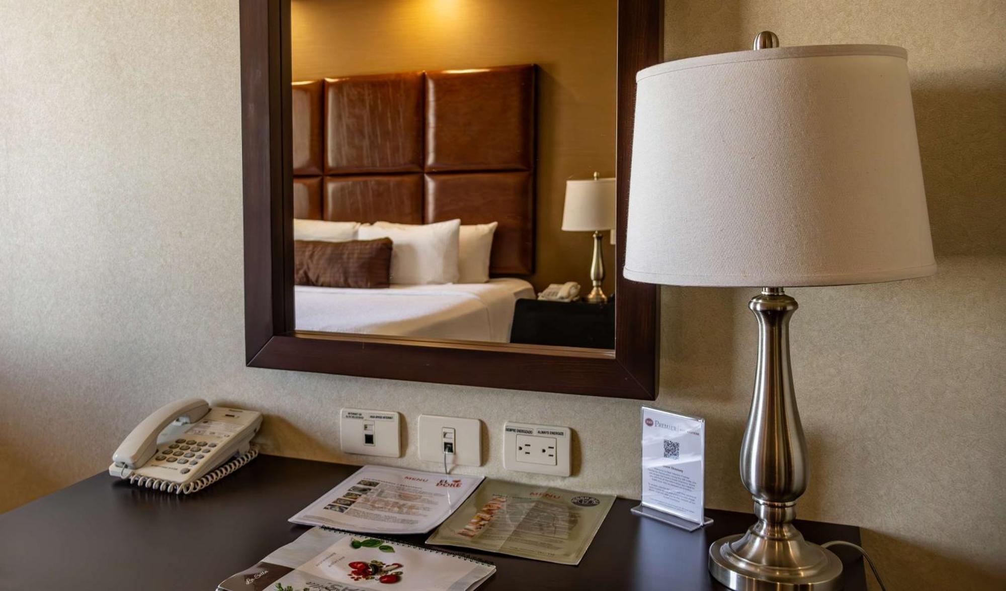 Best Western Premier Monterrey Aeropuerto Apodaca Екстериор снимка A lamp on a bedside table