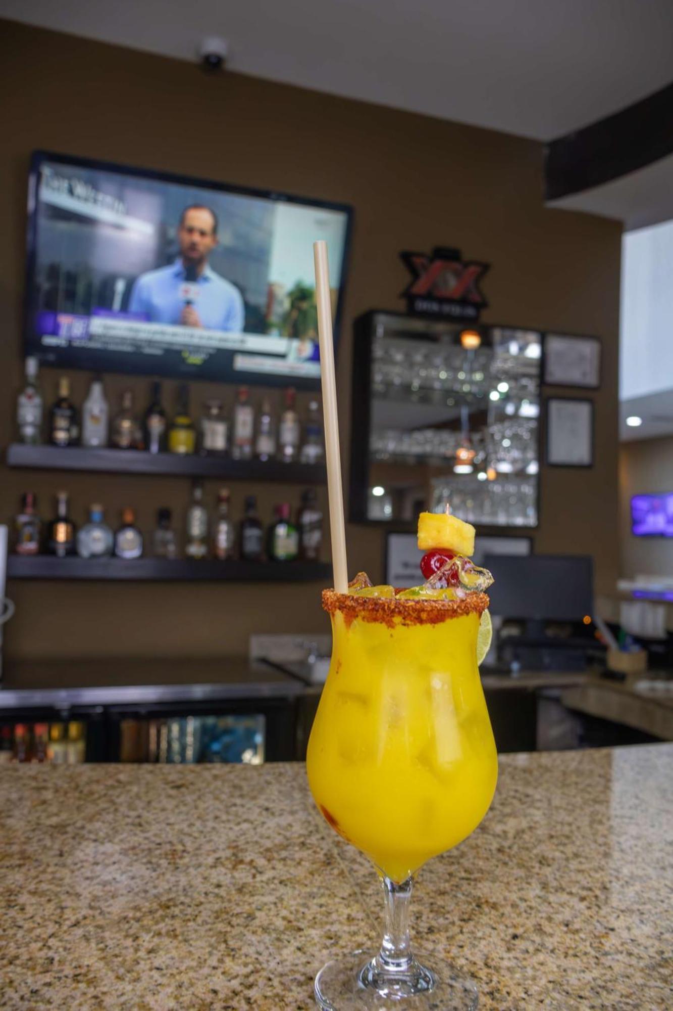 Best Western Premier Monterrey Aeropuerto Apodaca Екстериор снимка A mango margarita