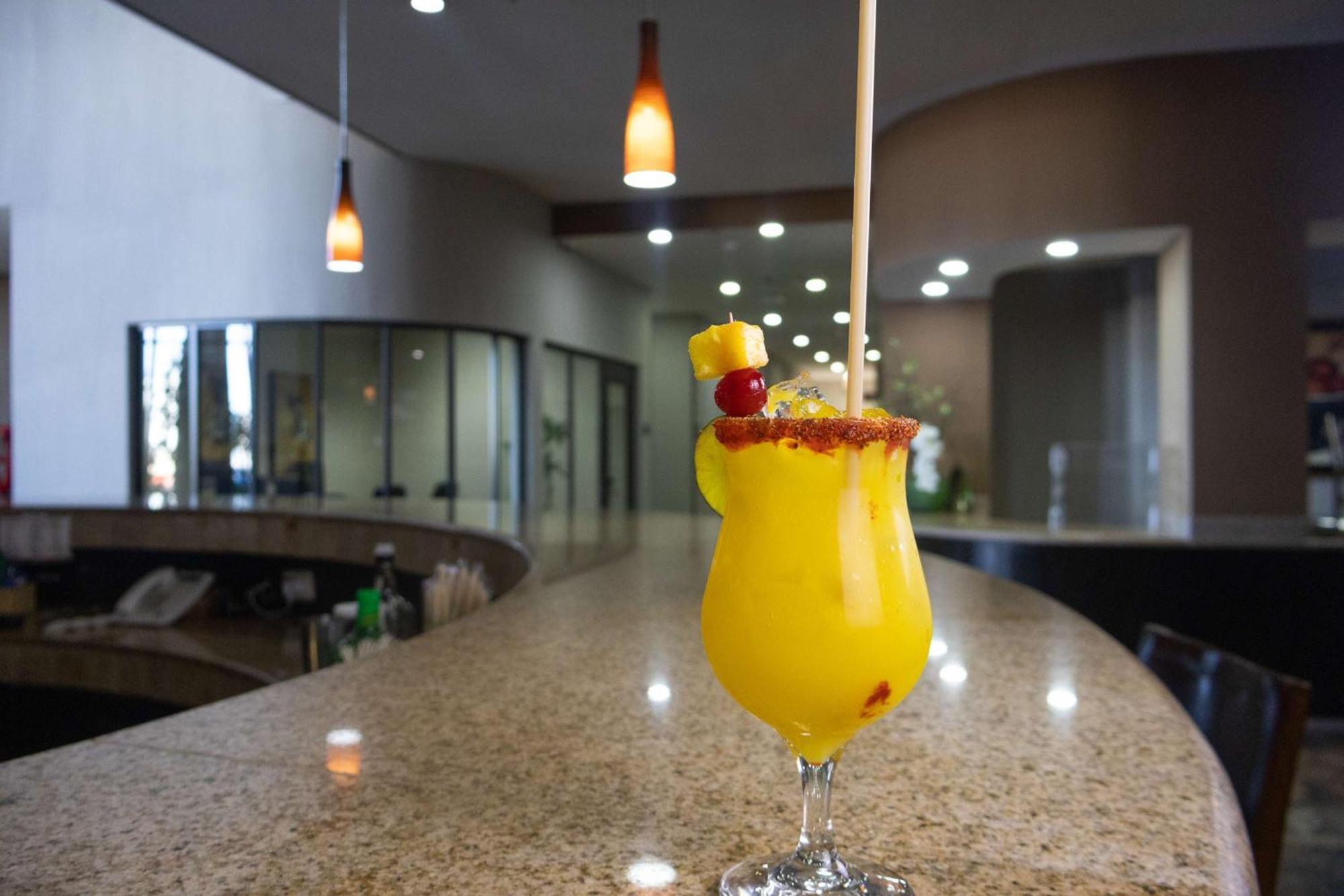 Best Western Premier Monterrey Aeropuerto Apodaca Екстериор снимка A mango margarita