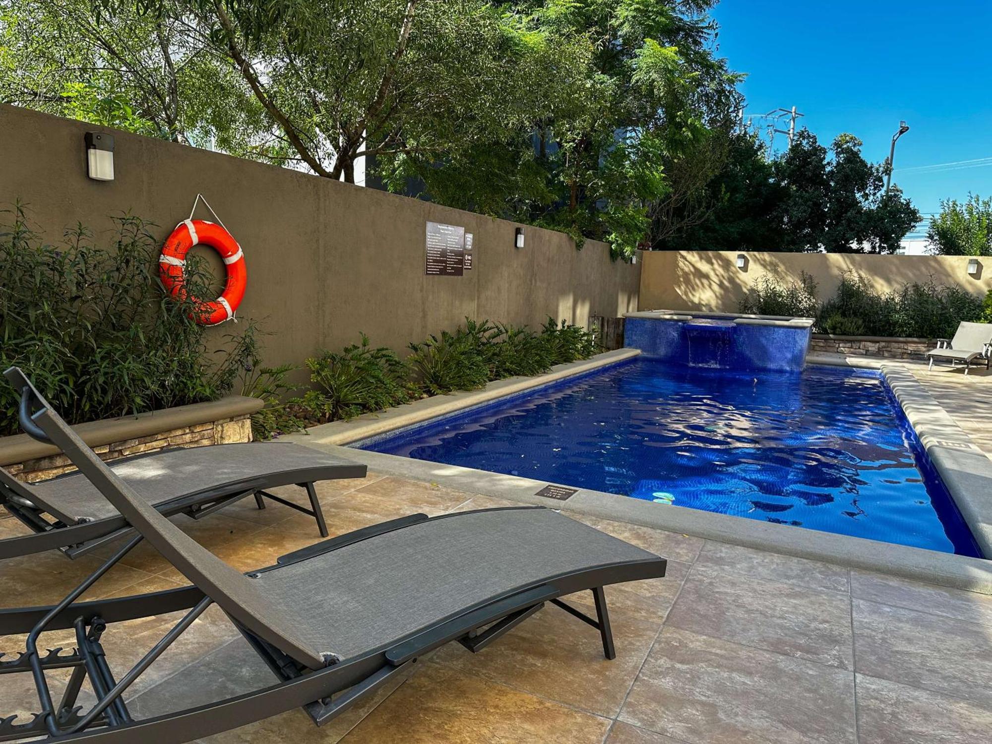 Best Western Premier Monterrey Aeropuerto Apodaca Екстериор снимка Swimming pool at the hotel